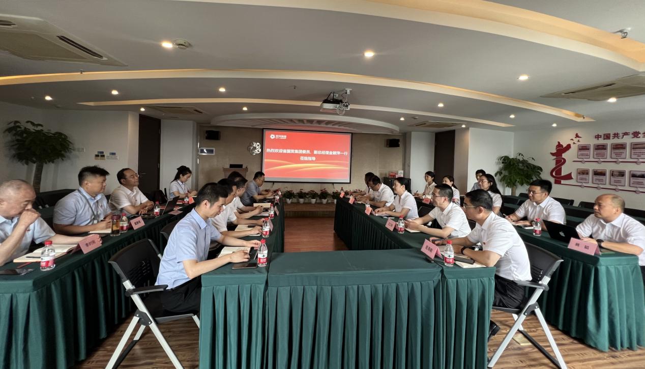省國(guó)貿(mào)集團(tuán)黨委委員、副總經(jīng)理金朝萍來(lái)英特生物宣講主題教育專題黨課